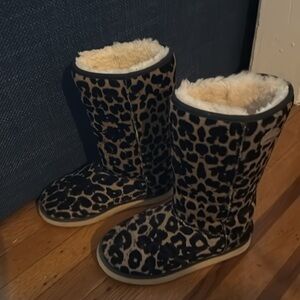 Betty Lu’s Animal Print Shearling lined boots - 8.5